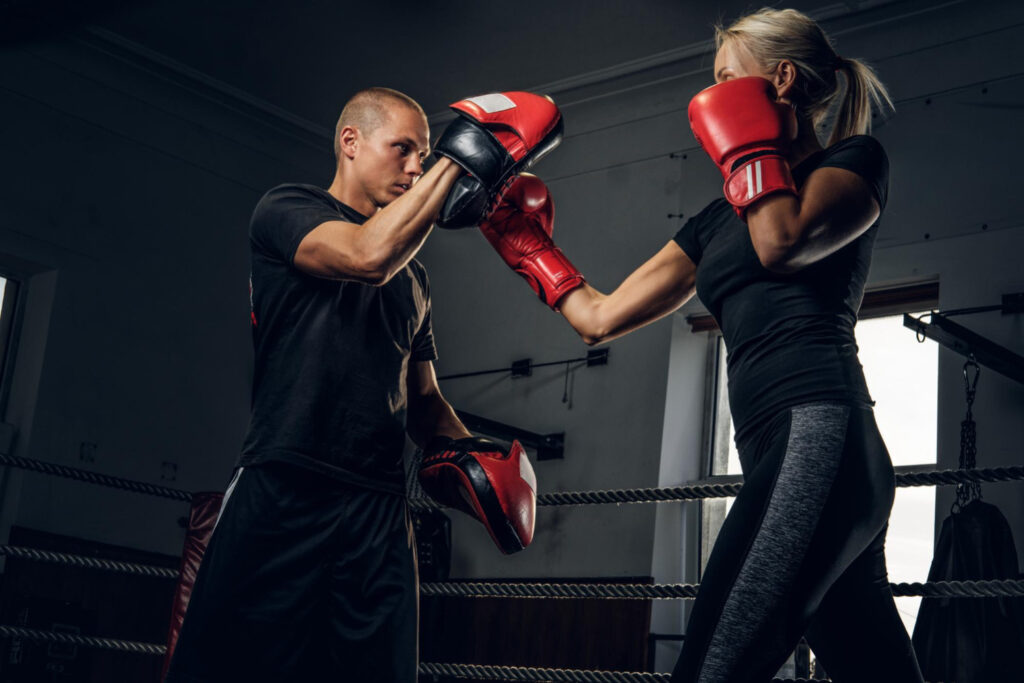 Cardio-Sportarten zum Abnehmen: Eine Frau und ein Mann beim Boxtraining