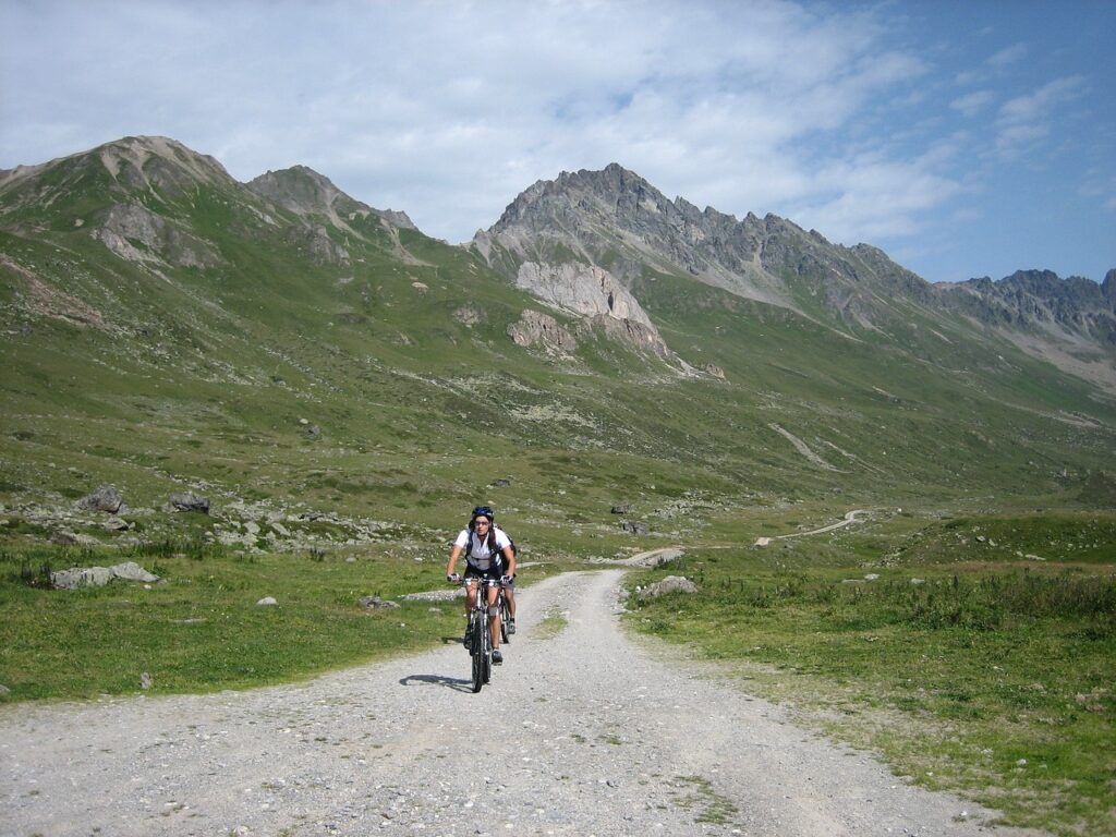 Abnehmen mit Fahrradfahren: Frau beim Mountain Biking in den Bergen