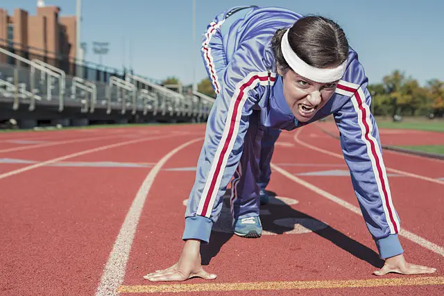 Abnehmen und Sport: Frau an Startlinie