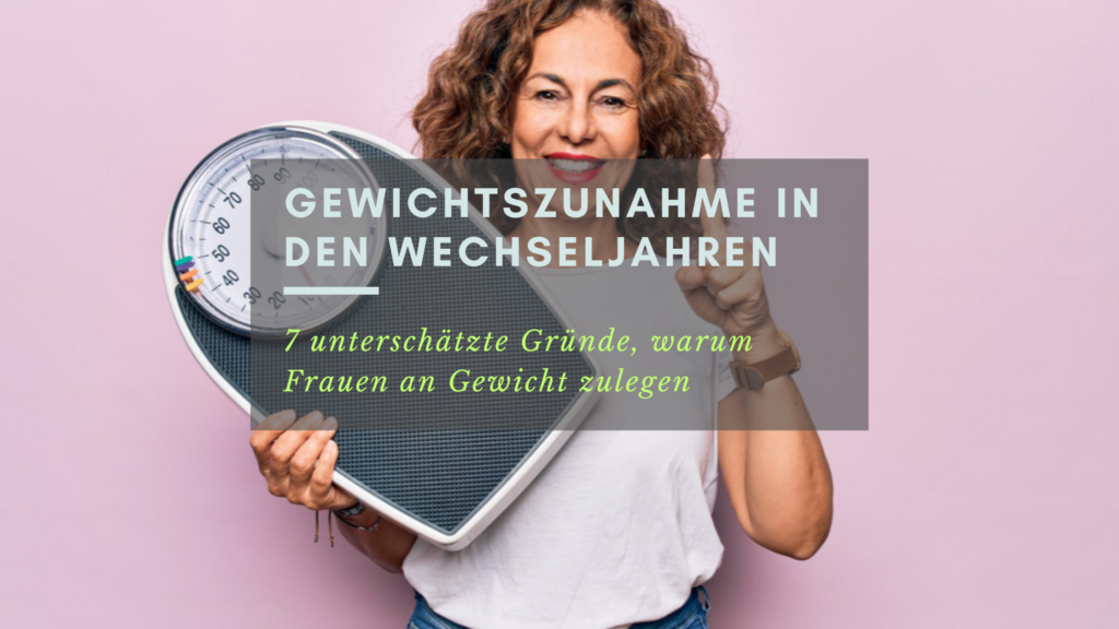 Gründe, warum Frauen in den Wechseljahren zunehmen: Frau mit Waage in der Hand